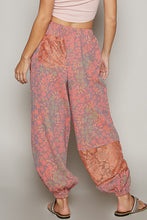 Load image into Gallery viewer, Plaid Pattern Woven Jogger Pants
